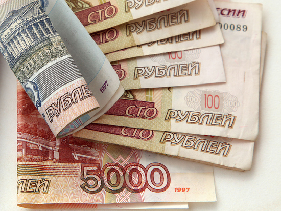 Получающие 14000 рублей россияне официально перестали быть бедными