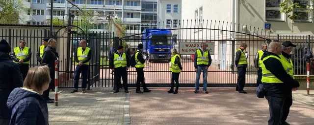 Посольство РФ в Польше: Сотрудники захваченной властями Варшавы школы покинули здание дипмиссии