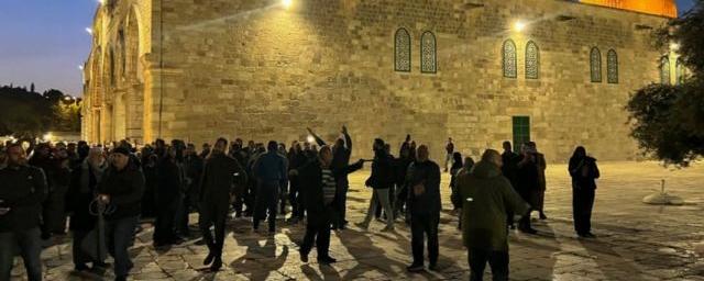 В Иерусалиме в мечети Аль-Акса забаррикадировались сотни палестинцев