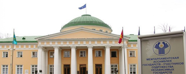 В Санкт-Петербурге у Таврического дворца сорвали флаг Украины