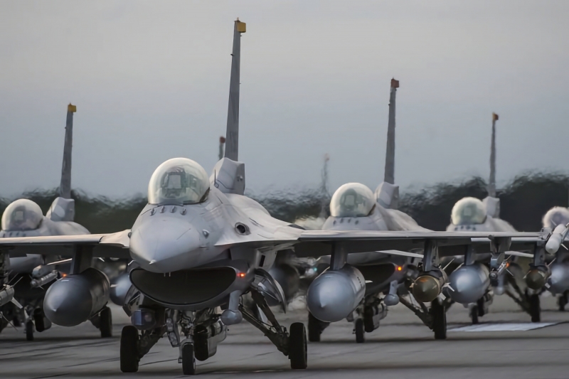 Украина хочет получить от союзников 40-50 американских истребителей F-16 Fighting Falcon
