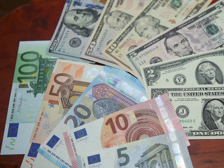 Эксперт объяснил, почему в  обменниках снова появились доллары и евро