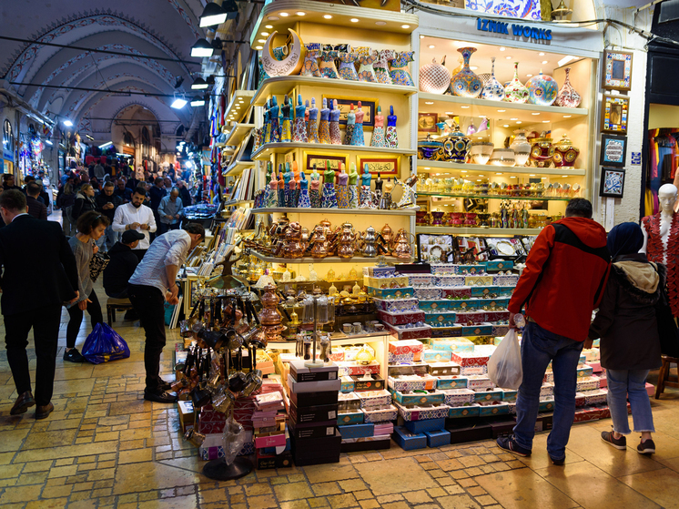 Падение лиры не сделало доступнее турецкий шопинг для россиян: эксперт назвал причину