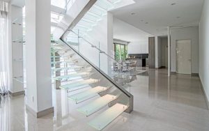 Стеклянные лестницы: особенности и области применения
