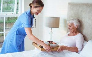Как выбрать сиделку в больницу для пожилого родственника?