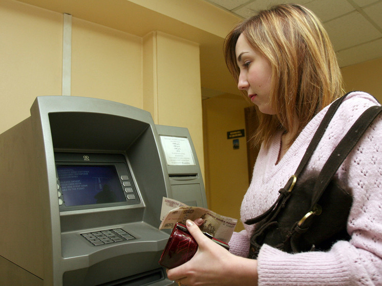 Банки практически перестали принимать валюту через банкоматы: «Это только первый шаг»