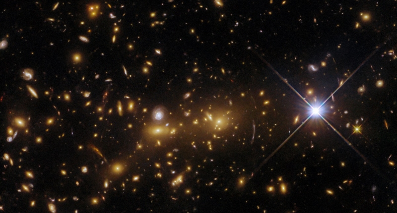Hubble показал рождение космического монстра на расстоянии 8 млрд световых лет от нас в созвездии Гончих Псов