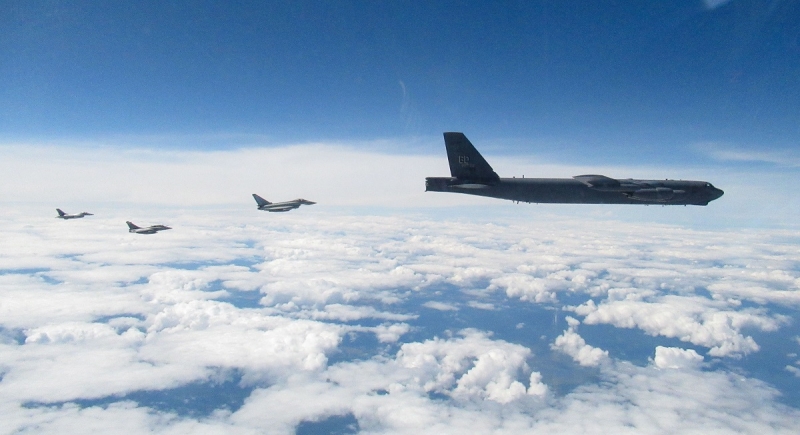 Истребители Rafale и Eurofighter Typhoon успешно совершили перехват двух американских ядерных бомбардировщиков B-52H Stratofortress в Европе
