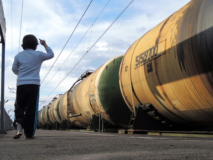 Нефтегазовые доходы России резко упали: Москва слезает с "комфортной западной иглы"