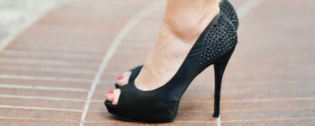 Ученые предупредили о деформации стоп из-за ношения высоких каблуков