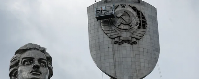 В Киеве начали демонтировать герб СССР с монумента «Родина-мать»