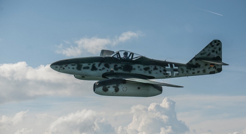 В Великобритании на выставке RIAT в небо поднялась копия первого в истории реактивного истребителя нулевого поколения Messerschmitt Me.262