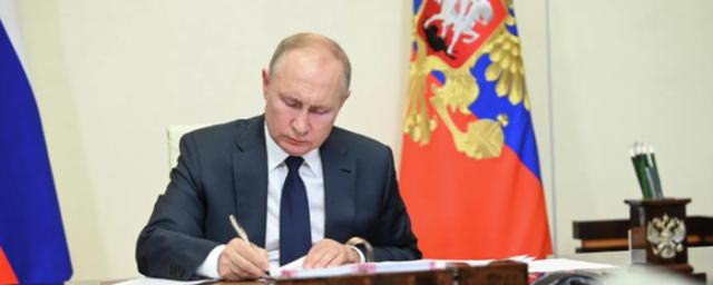 Владимир Путин подписал закон о единой ставке НДФЛ для работающих за границей