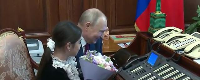 Владимир Путин встретился в Кремле с девочкой из Дагестана, которая не смогла увидеть президента в Дербенте