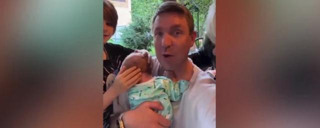 Муж Лены Катиной Дмитрий Спиридонов обнародовал в Сети лицо новорожденного сына