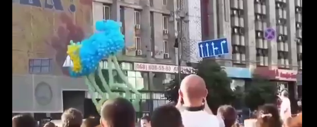 В День независимости трезубец из шаров рухнул на киевлян под крик: «Москву!»