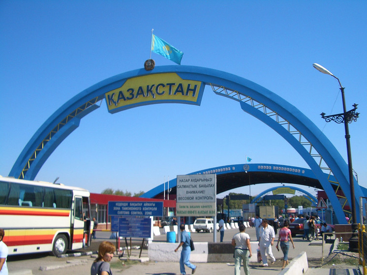 За сутки границу Киргизии с Казахстаном прошли лишь 12 машин: огромные пробки