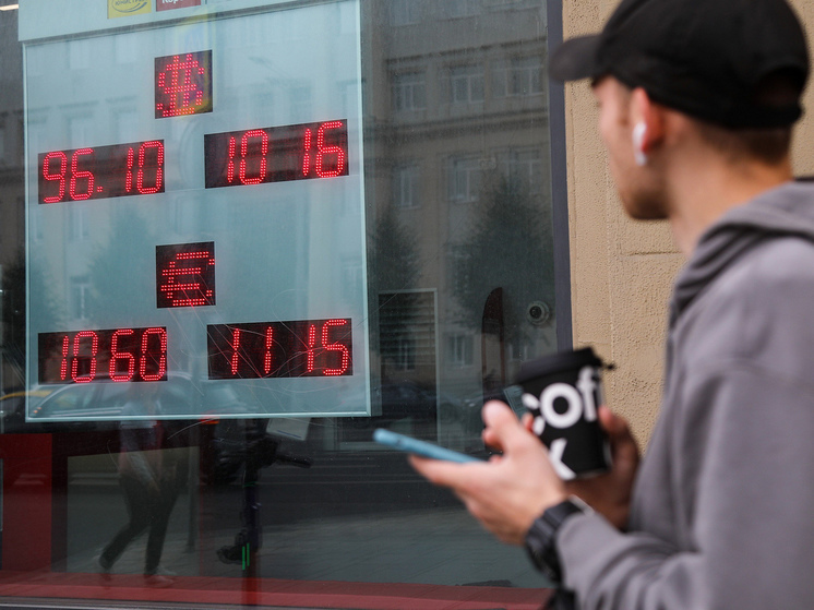 Доллар вновь готовится к штурму 100-рублевого рубежа: чего ждать в сентябре