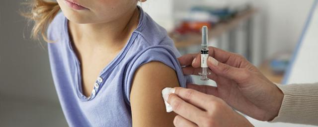 Роспотребнадзор приостановил вакцинацию в России детей и подростков от COVID-19