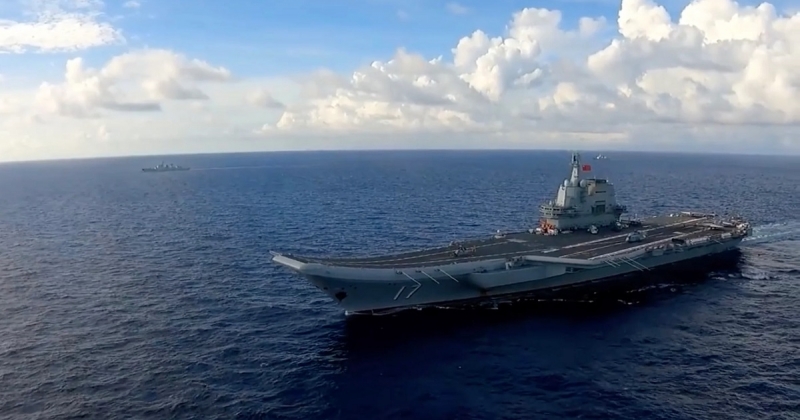 Самый большой авианосец ВМС Китая Shandong вместе с ударной группой вернулся в Южно-Китайское море