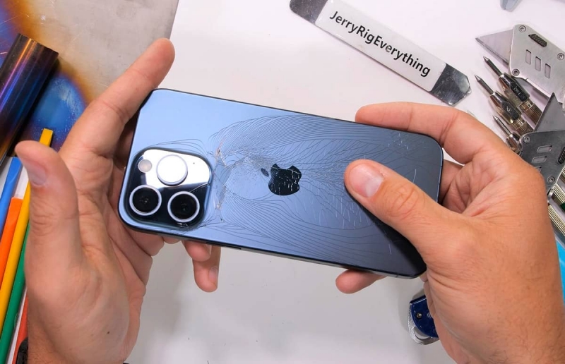 Титановый iPhone 15 Pro Max провалил тест на прочность (видео)