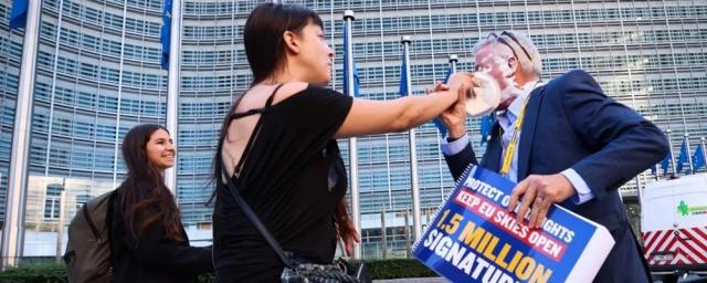В Бельгии активисты бросили в лицо главы авиакомпании Ryanair пирог с кремом