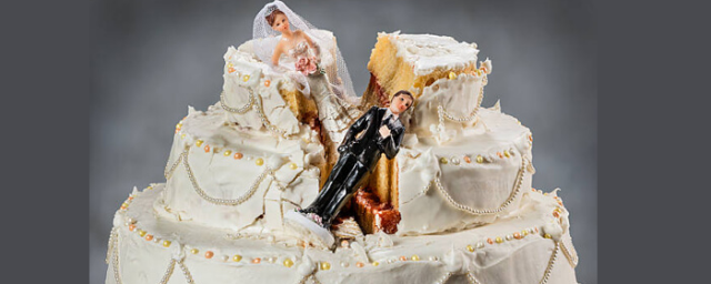 В Британии молодожены развелись через сутки после свадьбы из-за шутки с тортом