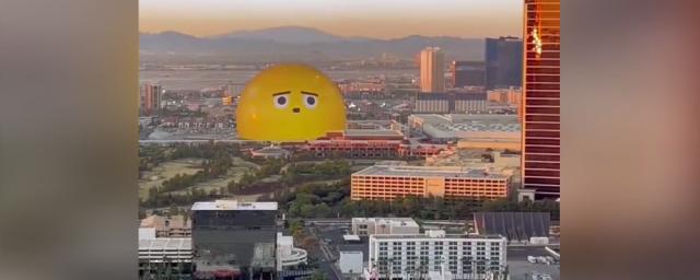 В Лас-Вегасе посреди города появилась реалистичная проекция огромного смайлика