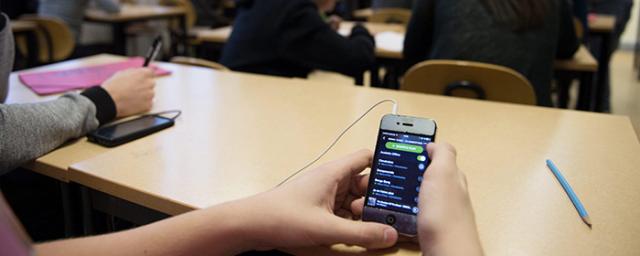 Депутат Останина: Запрет пользоваться смартфоном на уроках коснется не всех школьников