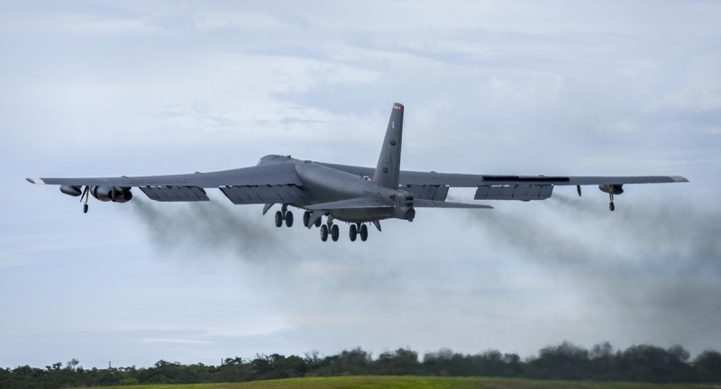 Китайский истребитель J-11 пролетел в трёх метрах от американского ядерного бомбардировщика B-52H Stratofortress