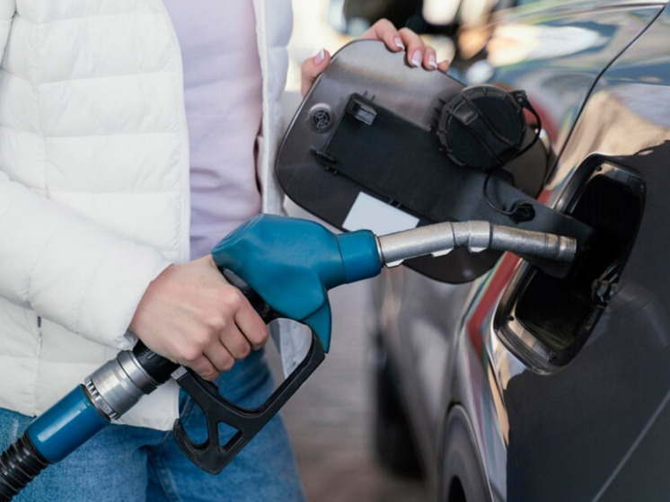 Дешевый бензин решили компенсировать повышением газовых налогов