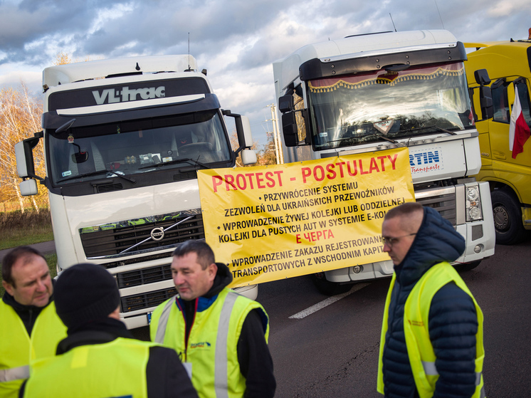 Европейские дальнобойщики объявили войну украинским: забастовка разрастается