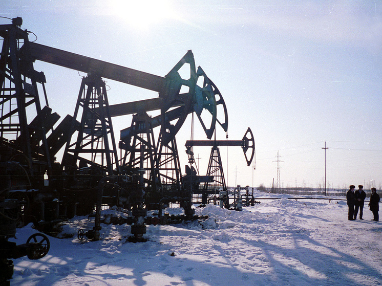 Нефтяные цены продолжили падение: России это грозит снижением курса рубля