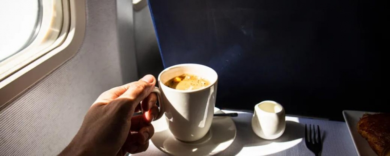 Бортпроводник рассказал, почему кофе в самолете лучше не пить