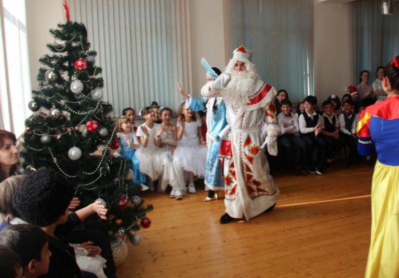 Депутат Миронов сообщил, что из-за детей-мигрантов в школах отменяют новогодние утренники