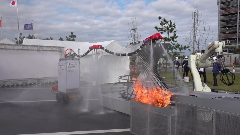 Японские исследователи создали пожарного робота Dragon Firefighter, он выглядит как летучий дракон и летает на струях воды