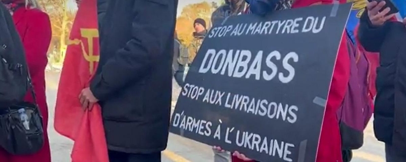 На Марсовом поле в Париже прошла акция в поддержку жителей Донбасса