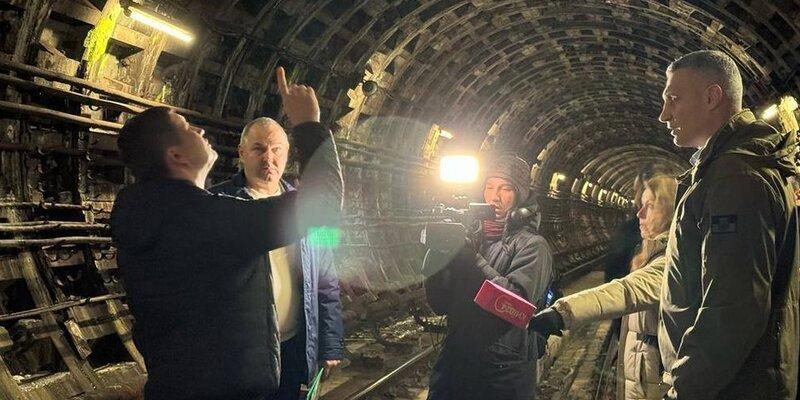 В Киеве затопило несколько станций метро из-за разгерметизации
