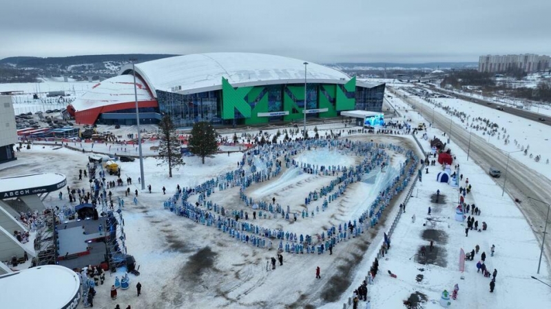 В Кузбассе прошел самый массовый хоровод Снегурочек в России