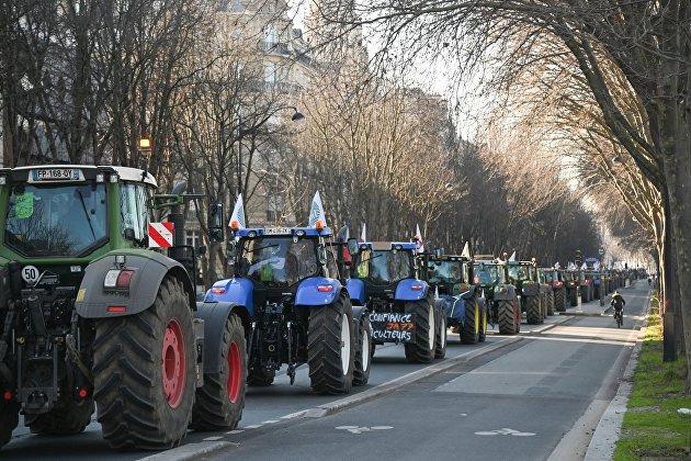 К рынку Рюнжи под Парижем пригнали бронемашины в ожидании протеста фермеров