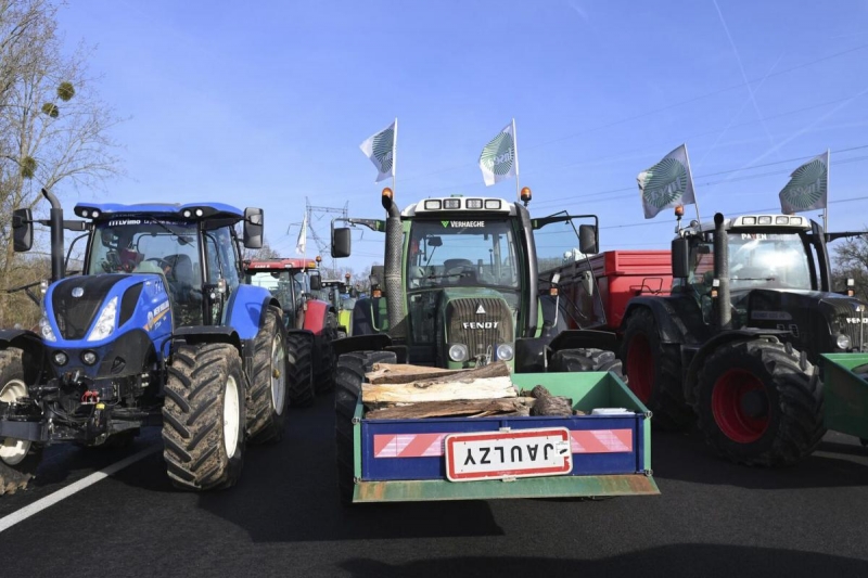 Протестующие фермеры разбили лагерь на автотрассе под Парижем