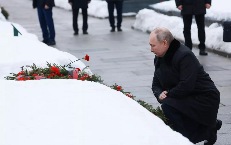 Путин почтил память жертв блокады Ленинграда, преклонив колено на Пискаревском кладбище