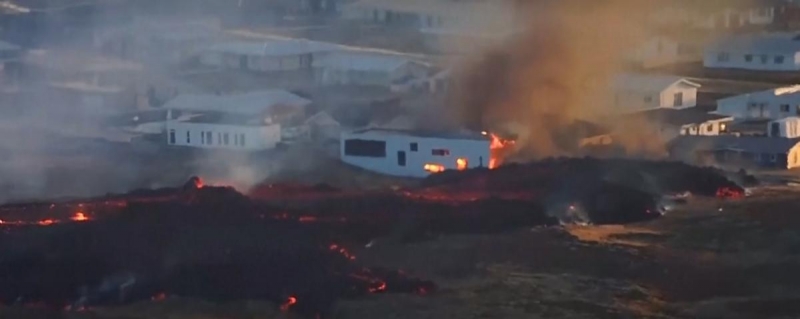 В исландском Гриндавике из-за извержения вулкана загорелись дома