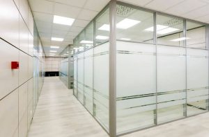 Перегородки из стекла: многофункциональное решение для организации пространства в современных интерьерах без ограничений и компромиссов