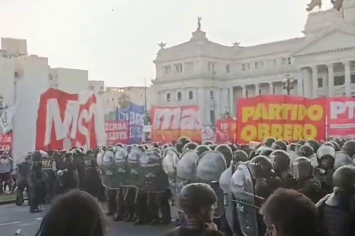 К месту протестов у Конгресса Аргентины подтянули спецтехнику