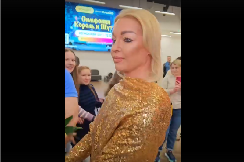 Фанаты пожалели «неопрятную» Волочкову в золотом платье с открытой спиной