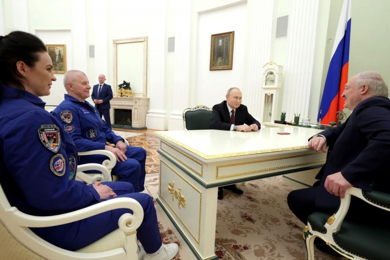 Путин и Лукашенко в День космонавтики поздравили семью оленевода с Ямала с золотой свадьбой