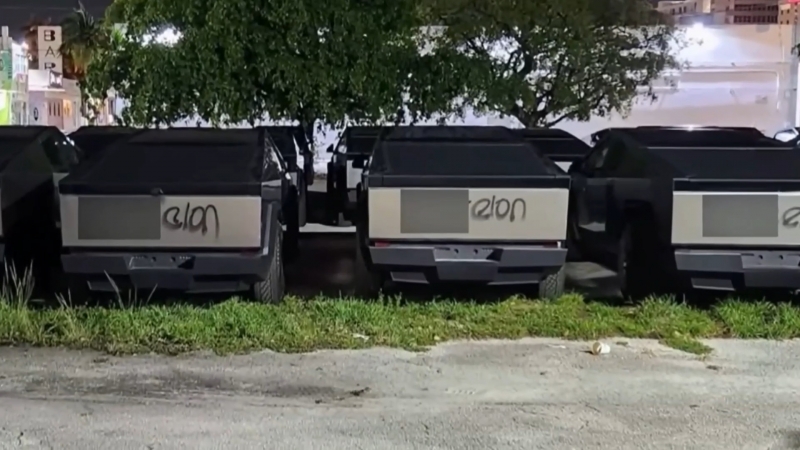 34 новых электрогрузовика  Tesla Cybertruck на парковке были разрисованы непристойными словами в адрес Илона Маска