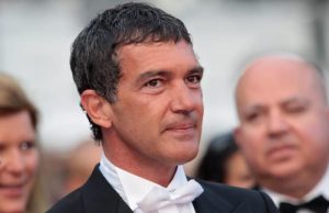 Антонио Бандерас появился на красной дорожке с заметно закрашенной сединой